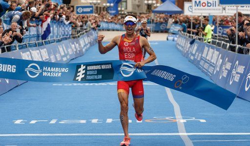 14 July 2018, Germany, Hamburg: Spanish athlete Mario Mola running to win the men\
