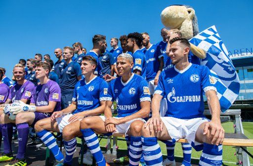 16 July 2018, Germany, Gelsenkirchen: 1st Soccer Bundesliga, Season 2018\/2019, Official FC Schalke 04 photo shoot with team photo. Schalke\
