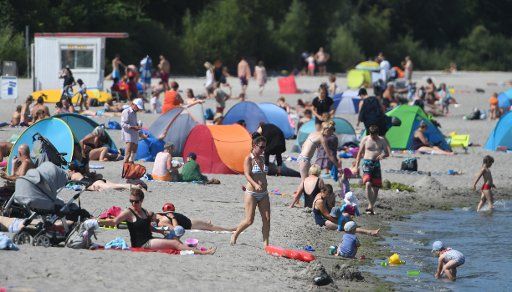 23 July 2018, Germany, Stralsund: Hundreds of beach-goers taking advantage of the sunny summer weather to visit the swimming facilities in Strelasund. Photo: Stefan Sauer\/dpa-Zentralbild\/