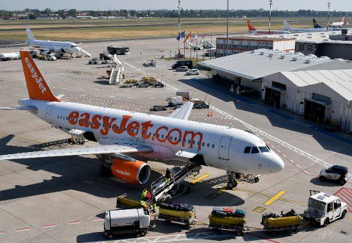 31.07.2018, Germany, Berlin: An easyJet aircraft loaded in Tegel before the start of a press conference on the airport balance sheet. Photo: Bernd Settnik\/dpa-Zentralbild\/