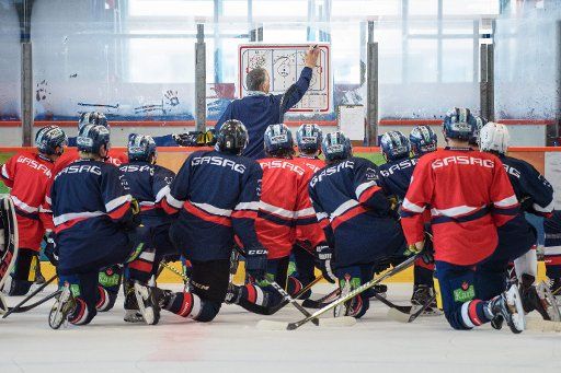 02 August 2018, Berlin, Germany: Clement Jodoin, coach of the Eisbären Berlin, gives instructions to his team during the first training session of the season on the ice surface in the Wellblechpalast. Photo: Gregor Fischer\/