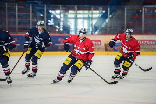 02 August 2018, Germany, Berlin: Marcel Noebels (l-r), James Sheppard and Mark Cundari of Eisbaeren Berlin pictured during the first training session of the season. Photo: Gregor Fischer\/