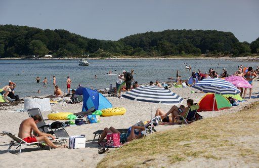 02 August 2018, Germany, Eckernfoerde: Holidaymakers enjoy the summer weather on the beach of Eckernfoerde. Photo: Bodo Marks\/