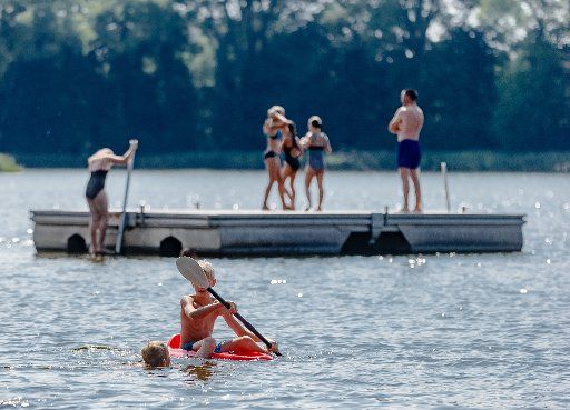 03.08.2018, Germany, Warder: Swimmers enjoy themselves in Lake Warder. Photo: Markus Scholz\/