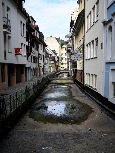 07.08.2018, Freiburg: A Freiburg canal is waterless due to heat and drought. Photo: Patrick Seeger\/