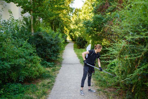06 August 2018, Germany, Berlin: Nadja Pernat, biologist at the Leibniz Centre for Agricultural Landscape Research, uses an aspirator in a park to capture mosquitoes for research. Photo: Gregor Fischer\/