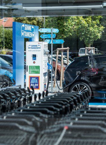 08 August 2018, Germany, Seeheim: A BMW i3 is being charged at the opening of a new charging station for electric cars on an Aldi car park near the A5 motorway. Aldi South commissions the first of 28 new quick charging stations. Photo: Silas Stein\/