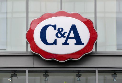 15 August 2018, Germany, Berlin: The logo of C & A, taken in the Schlossstrasse. It is a clothing company based in Vilvoorde, Belgium, and in Duesseldorf, Germany, with over 2000 stores in 23 countries. Photo: Jens Kalaene\/dpa-Zentralbild\/