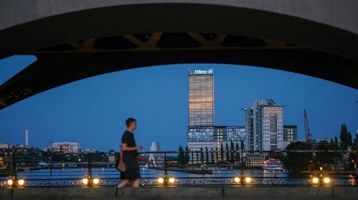 18 August 2018, Germany, Berlin: View from the Oberbaumbruecke over the Spree in direction Treptow with the building complex Treptowers with the striking high-rise building in the evening at dusk. Photo: Jens Kalaene\/dpa-Zentralbild\/