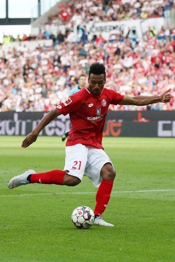26 August 2018, Mainz, Germany: Soccer, Bundesliga, FSV Mainz 05 vs. VfB Stuttgart, 1st matchday in the Opel Arena. Karim Onisiwo from Mainz. Photo: Thomas Frey\/dpa - IMPORTANT NOTICE: DFL regulations prohibit any use of photographs as image sequences and\/or quasi-video.