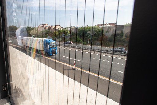 29.08.2018, Bavaria, Erlangen: A truck is driving behind a noise barrier on the A73 motorway. Despite new noise barriers, according to the residents in this section it will be louder than before. Photo: Daniel Karmann\/