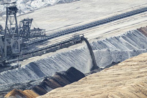 11 September 2018, North Rhine-Westphalia, Kerpen: A large excavator works in the lignite mine in Hambach. Photo: Marcel Kusch\/