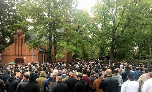 13 September 2018, Berlin: Numerous guests of mourning attend the funeral of Nidal R. at the cemetery in Schöneberg. Nidal R. was shot dead in the street. Photo: Paul Zinken\/