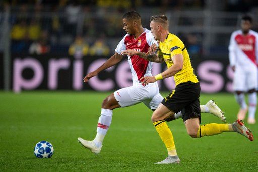 03 October 2018, North Rhine-Westphalia, Dortmund: Soccer: Champions League, Borussia Dortmund - AS Monaco, Group stage, Group A, 2nd matchday in Signal-Iduna-Park. Dortmund Marius Wolf (r) and Monacos Benjamin Henrichs fight for the ball. Photo: Marius Becker\/