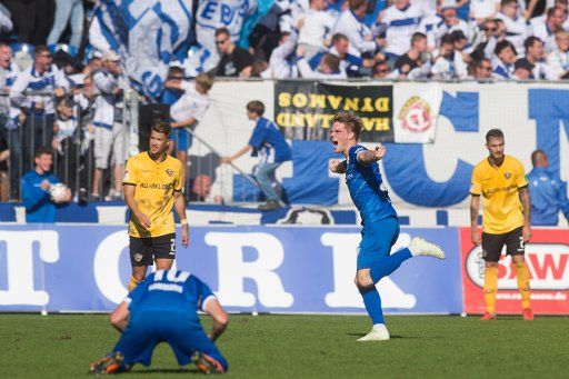 06 October 2018, Saxony-Anhalt, Magdeburg: 06 October 2018, Germany, Magdeburg: Soccer: 2nd Bundesliga, 1. FC Magdeburg - Dynamo Dresden, 9. matchday: Marius Buelter (C) from Magdeburg celebrates his 2-2 goal. Photo: Klaus-Dietmar Gabbert\/dpa-Zentralbild\/dpa - IMPORTANT NOTICE: DFL an d DFB regulations prohibit any use of photographs as image sequences and\/or quasi-video.