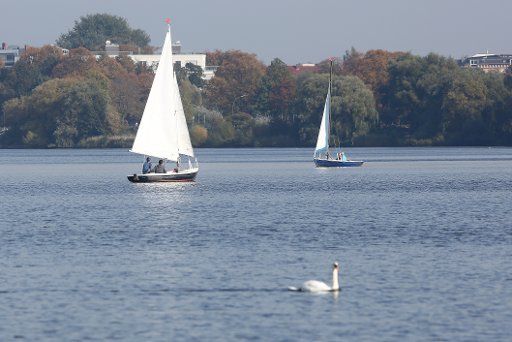 10 October 2018, Hamburg: Sailboats sail in sunshine on the Außenalster in Hamburg. Photo: Bodo Marks\/