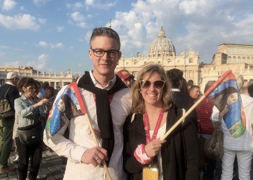 14 October 2018, Vatican, Vatican City: Kerstin Schäfer and her husband Sebastian from the Westerwald are waiting in St. Peter\