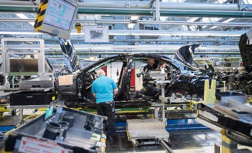 FILED - 24 January 2018, Baden-Wuerttemberg, Sindelfingen: 24 January 2018, Germany, Sindelfingen: Employees at the Mercedes-Benz plant are working on an S-Class. The Daimler Group also expects a lower profit this year than previously assumed as a result of the measures taken against diesel driving bans in cities. (Zu dpa "Daimler Group expects significantly lower profit in 2018") Photo: Sebastian Gollnow\/
