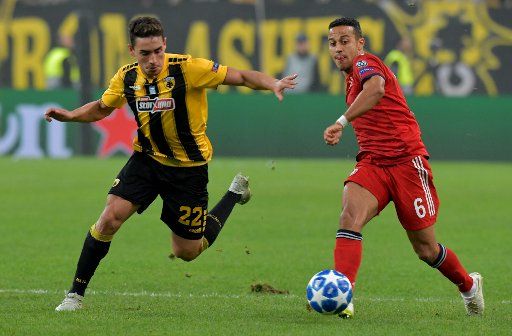 23 October 2018, Greece, Athens: Soccer: Champions League, AEK Athens - Bayern Munich, Group stage, Group E, Matchday 3. Thiago Alcantara (r) from FC Bayern Munich fights with Ezequiel Ponce from AEK Athens for the ball. Photo: Angelos Tzortzinis\/