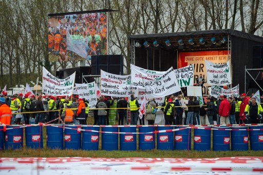 24 October 2018, North Rhine-Westphalia, Elsdorf: People with banners are standing at a demonstration of coal supporters called by the unions IG BCE and Verdi. Photo: Christophe Gateau\/