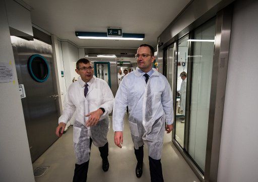 25 October 2018, Hessen, Langen: Klaus Cichutek (l), President of the Paul-Ehrlich Institute, and Jens Spahn (CDU), Federal Minister of Health, walk through a laboratory in the Institute. During his visit to the Paul Ehrlich Institute, the Federal Minister of Health will inform himself about topics such as influenza vaccination and HIV rapid test. Photo: Andreas Arnold\/