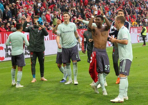 27 October 2018, Rhineland-Palatinate, Mainz: 27 October 2018, Germany, Mainz: Soccer: Bundesliga, FSV Mainz 05 - Bayern Munich, 9th matchday in Opel Arena. The Munich players celebrate after the game with the fans. Photo: Thomas Frey\/dpa - IMPORTANT NOTICE: DFL an d DFB regulations prohibit any use of photographs as image sequences and\/or quasi-video.