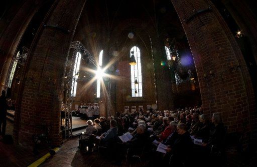 31 October 2018, Lower Saxony, Hanover: People sit in the market church in Hanover for a festive service on Reformation Day. With more than 1000 church services and events, the parishes of the Evangelical Lutheran Regional Church in Hanover celebrate Reformation Day. Photo: Peter Steffen\/
