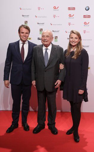 05 November 2018, Berlin: Friedrich von Metzler (CEO B. Metzler seel. Sohn & Co. Holding AG) and daughter Elena join Publishers´ Night. The Publishers´ Night takes place in the context of the Publishers´ Summit and prize winners are awarded with the "Golden Victoria". Photo: Jörg Carstensen\/