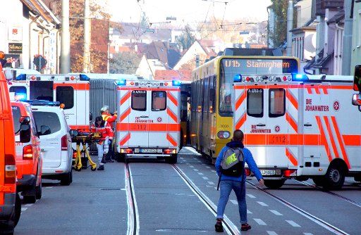 07 November 2018, Baden-Wuerttemberg, Stuttgart: Rescue vehicles are parked between a light rail vehicle and a bus in the event of an accident. Several people were injured in the accident. (to dpa: "Accident with light rail and bus - probably several injured" from 07.11.2018) Photo: Andreas Rosar\/