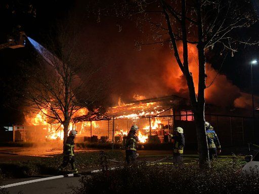 07 November 2018, Bavaria, Kirchdorf am Inn: Firefighters extinguish a burning shopping market. On Wednesday evening 07.11.2018 a fire broke out in a supermarket in the district of Rottal-Inn. The fire completely destroyed the department store and caused damage estimated at one million euros, the police reported. Since the market had already closed, no one was hurt. How the fire started has not yet been clarified. There was no evidence of arson. However, a technical defect cannot be ruled out. Photo: Wolfram Zummach\/