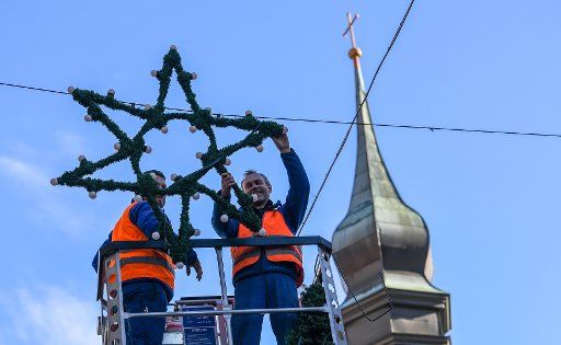 12 November 2018, Baden-Wuerttemberg, Waldkirch: Employees of the city of Waldkirch hang up the Christmas lights in the city centre. Photo: Patrick Seeger\/