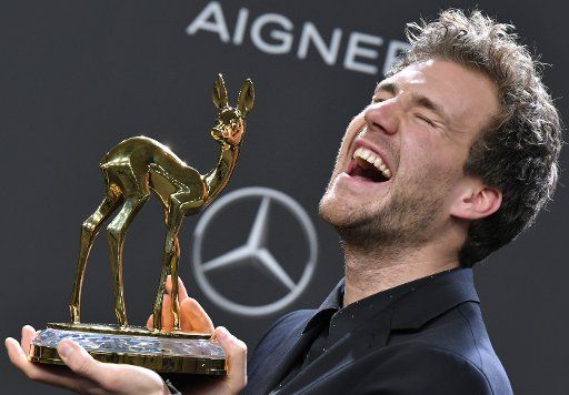 16 November 2018, Berlin: Luke Mockridge is delighted about his award in the category "Comedy" at the 70th Bambi Media Award ceremony at the Stage Theater. Photo: Jens Kalaene\/dpa-Zentralbild\/