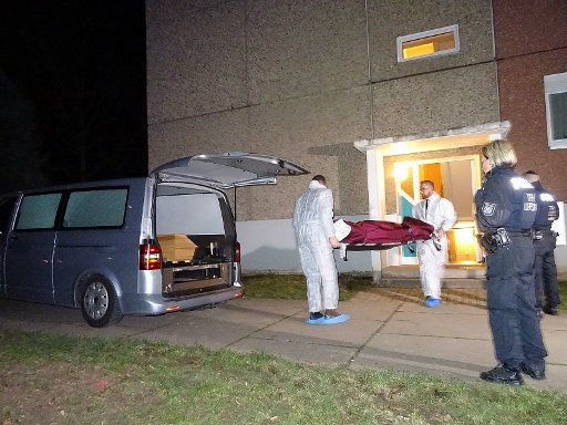19 November 2018, Thuringia, Jena: A dead man is carried from a house in the Winzerla district to a car in which a coffin is already standing. Four bodies were found in one apartment, three adults and a baby. Photo: Martin Wichmann\/WichmannTV\/dpa-Zentralbild\/