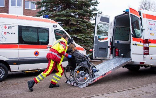21 November 2018, Hamburg: A woman from a retirement home is pushed into an ambulance in the Wilhelsburg district. During construction work a world war bomb was found which is to be defused in the evening. The district will be evacuated. Photo: Daniel Bockwoldt\/