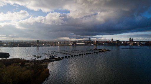 26 November 2018, Mecklenburg-Western Pomerania, Stralsund: Clouds are moving in the sky above the silhouette of the Hanseatic city. With the Church of St. Mary, the Church of St. James, the warehouses at the port and the Church of St. Nicholas (l-r), the city is a UNESCO world heritage site. Photo: Stefan Sauer\/dpa-Zentralbild\/