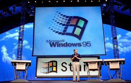 FILED - 24 August 1995, US, -: Microsoft founder Bill Gates introduces the Windows 95 operating system to the public in the USA (photo from 24 August 1995). (to dpa "IT-fair Cebit will be discontinued" from 28.11.2018) Photo: DB\/