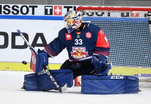 04 December 2018, Bavaria, München: Ice hockey: Champions League, EHC Red Bull Munich - Malmö Redhawks, final round, quarter finals, first leg. The goalkeeper from Munich, Danny from the birch trees, can parry a shot. Photo: Tobias Hase\/