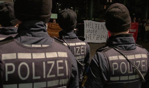 05 December 2018, Baden-Wuerttemberg, Ravensburg: Police officers face demonstrators in front of the Oberschwabenhalle. The AfD parliamentary group organised a civil dialogue on the subject of "Direct Democracy". Photo: Stefan Puchner\/