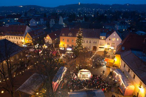 15 December 2018, Saxony, Radebeul: The sales stands at the Christmas market in Altkötzschenbroda are brightly lit. Photo: Sebastian Kahnert\/dpa-Zentralbild\/