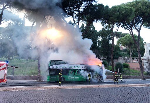 18 December 2018, Italy, Rom: A tourist bus is on fire near the Colosseum. Photo: Annette Reuther\/