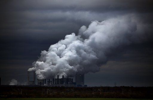 07 December 2018, North Rhine-Westphalia, Grevenbroich: Steam and smoke rise from the RWE lignite-fired Neurath power plant. Photo: Oliver Berg\/