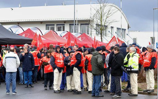 08 January 2019, Mecklenburg-Western Pomerania, Laage: Employees of the airbag manufacturer ZF TRW Airbag Systems GmbH have gathered for a warning strike. The IG Metall union had called on the 750 employees at the site to take action to increase the pressure in the negotiations for an additional wage. Photo: Bernd Wüstneck\/