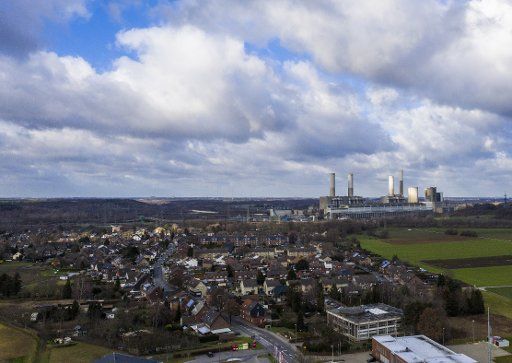14 September 2017, North Rhine-Westphalia, Grevenbroich: A part of the city of Grevenbroich is located in front of the Frimmersdorf lignite-fired power station of the RWE energy group. (Aerial photograph with drone) Photo: Christophe Gateau\/