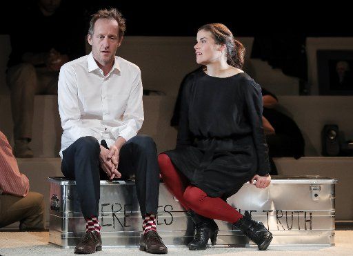 11 January 2019, Hamburg: The actors Stephan Kampwirth as Eduard and Katharina Wackernagel (r) as Charlotte are on stage at the Hamburg Kammerspiele during a photo rehearsal for "Westend". The play by Moritz Rinke will have its premiere at the Kammerspiele on 13.01.2019. Photo: Christian Charisius\/