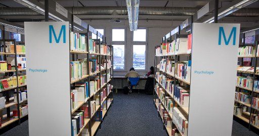 11 January 2019, Hamburg: View into a department of the central library of the Bücherhallen Hamburg at Hühnerposten. Photo: Christian Charisius\/