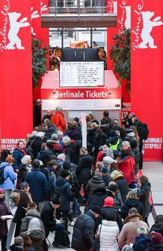 04 February 2019, Berlin: Numerous film fans are waiting for advance ticket sales for the Berlinale on Monday morning. The International Film Festival will take place in the capital from 07.02. to 17.02.2019. Photo: Jens Kalaene\/dpa-Zentralbild\/