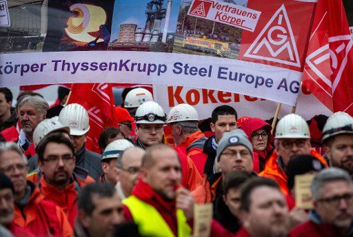 05 February 2019, North Rhine-Westphalia, Duisburg: Trade union members take part in IG Metall\