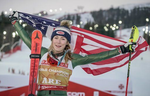 16 February 2019, Sweden, Are: Alpine skiing, world championship, slalom, ladies: Winner Mikaela Shiffrin from the USA finishes at the award ceremony. Photo: Michael Kappeler\/