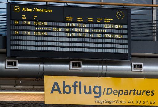18 February 2019, Mecklenburg-Western Pomerania, Laage: On the display board in the departure hall of the airport Rostock-Laage the only scheduled flight of the day is shown as "cancelled". Following the insolvency of the British regional airline Flybmi and the holiday airline Germania, the airport\