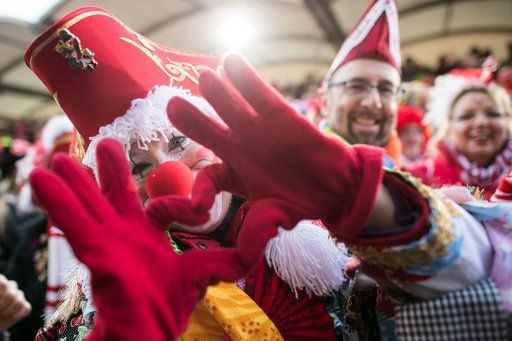 28 February 2019, North Rhine-Westphalia, Köln: Disguised fools celebrate in Cologne. Weiberfastnacht traditionally heralds the beginning of street carnival. Photo: Federico Gambarini\/